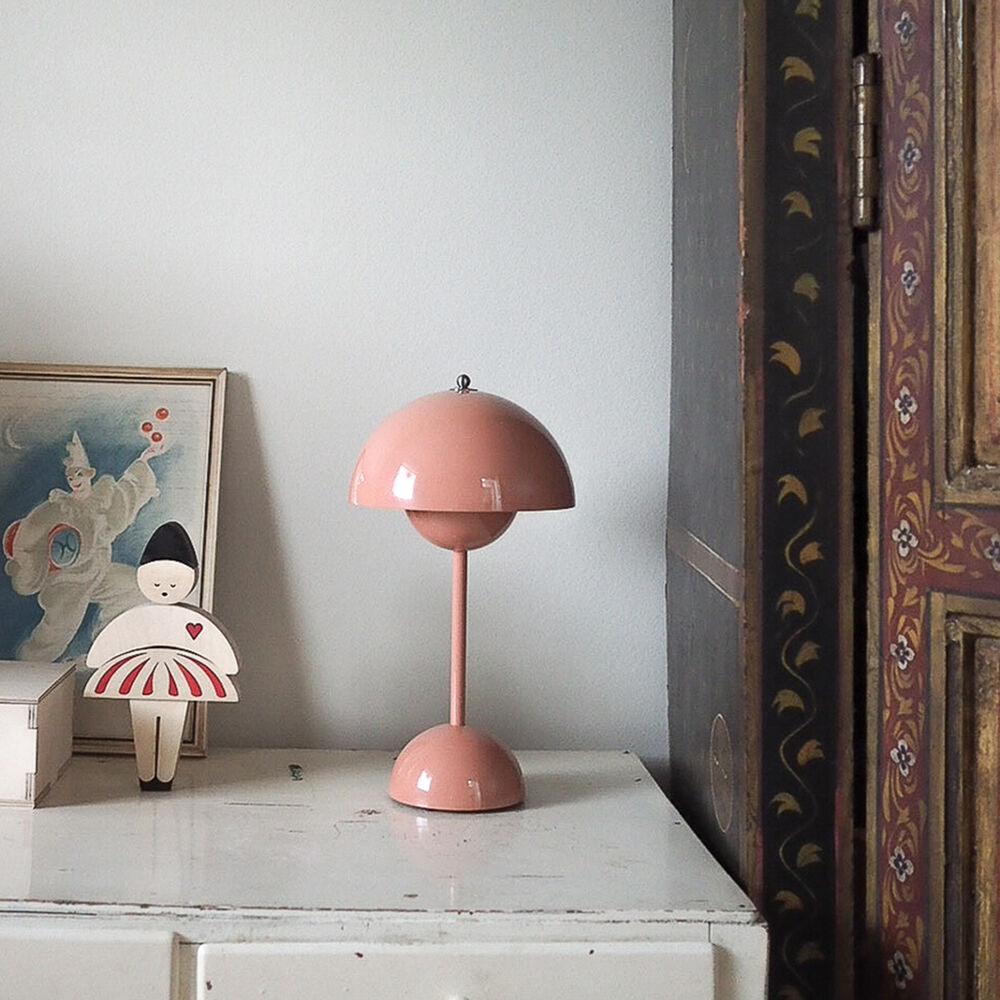 LED Table Lamp for an Atmospheric Interior