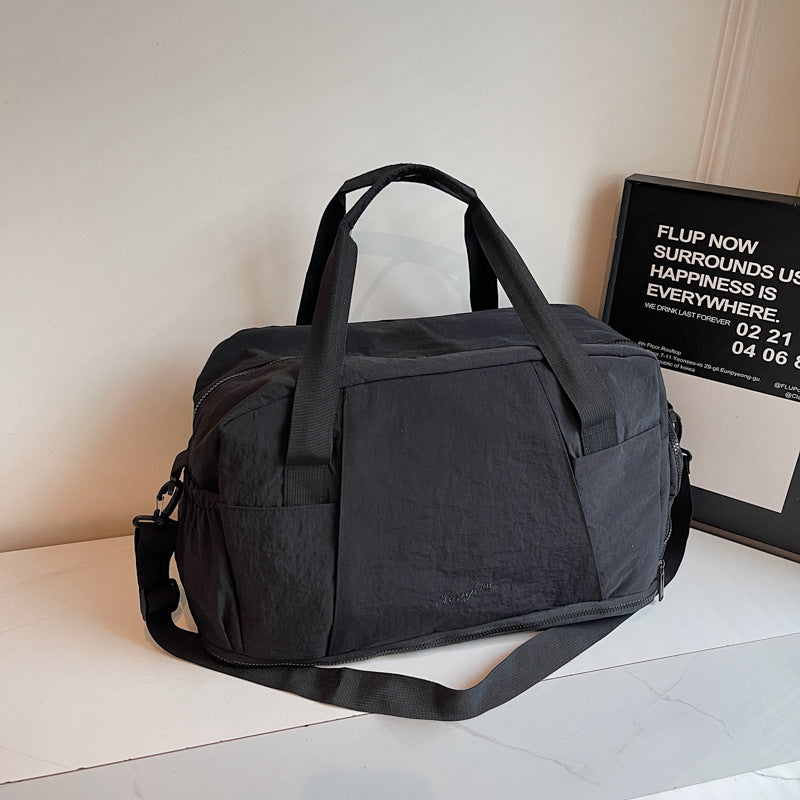 Sporty Travel Bag with Innovative Storage
