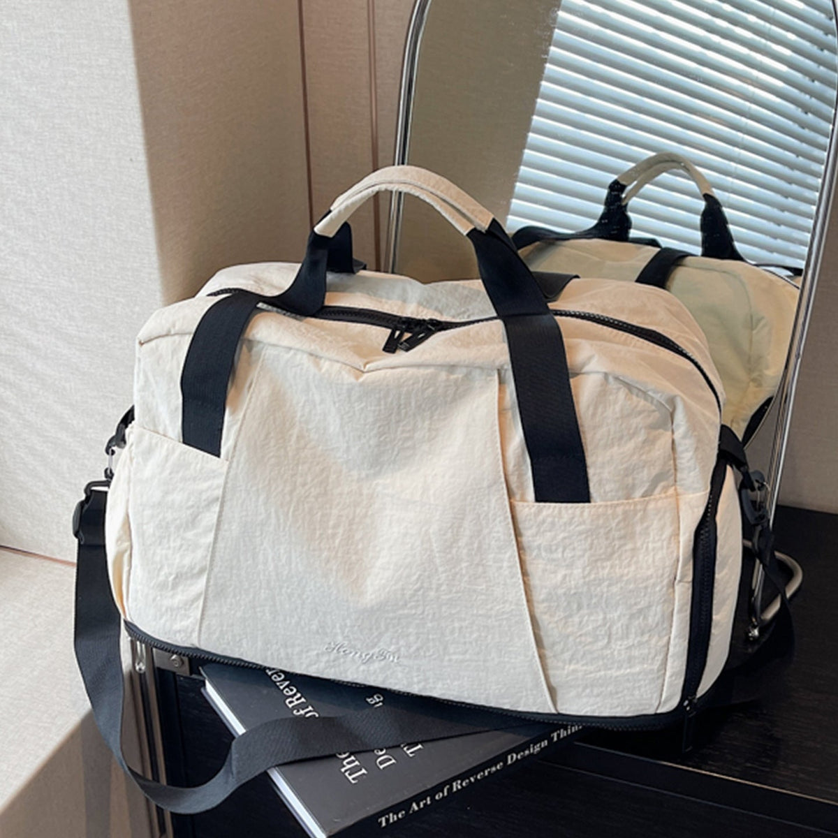 Sporty Travel Bag with Innovative Storage