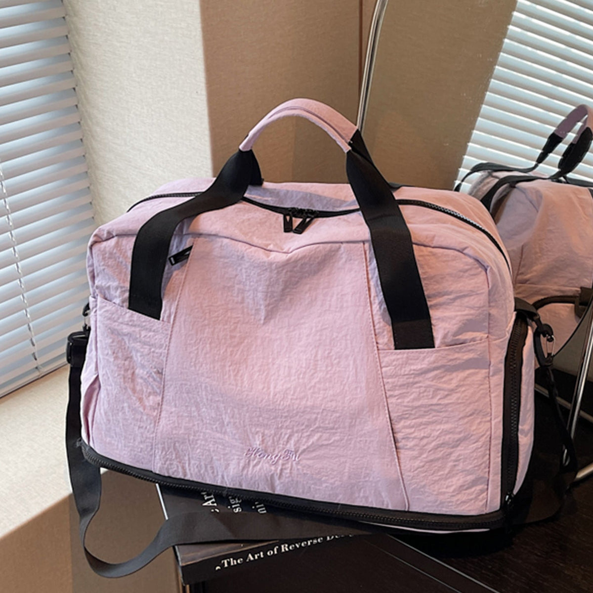 Sporty Travel Bag with Innovative Storage