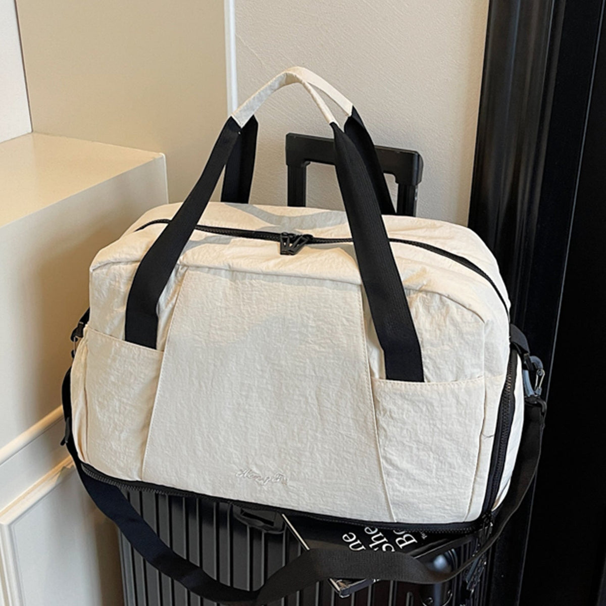 Sporty Travel Bag with Innovative Storage