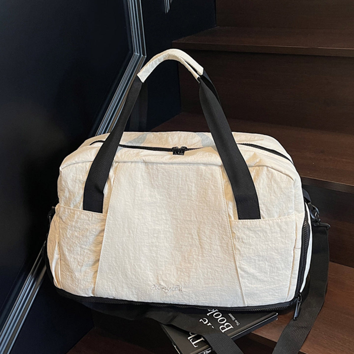 Sporty Travel Bag with Innovative Storage