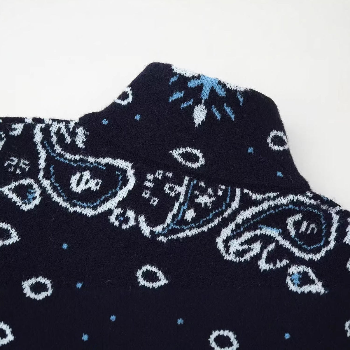 Women's Chunky Zip-Up Cardigan with Paisley Jacquard, Stand-Up Collar and Pockets
